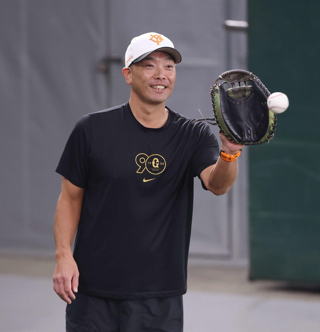 巨人対広島　試合前、笑顔でキャッチボールする巨人阿部監督（撮影・宮地輝）