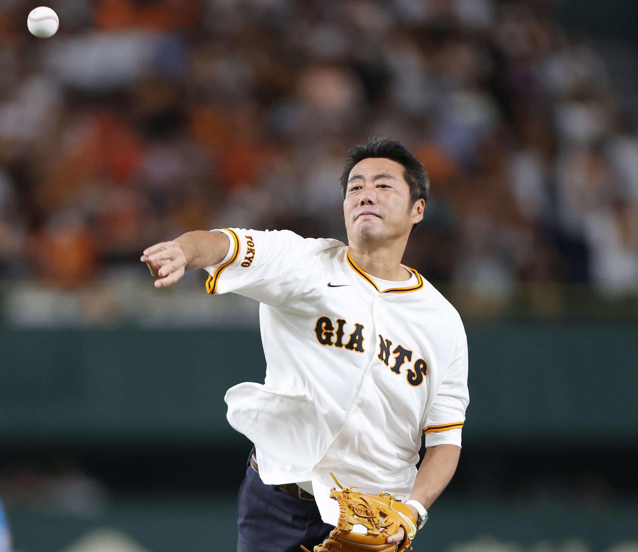 巨人対広島　試合前、セレモニアルピッチで投球する上原氏（撮影・宮地輝）