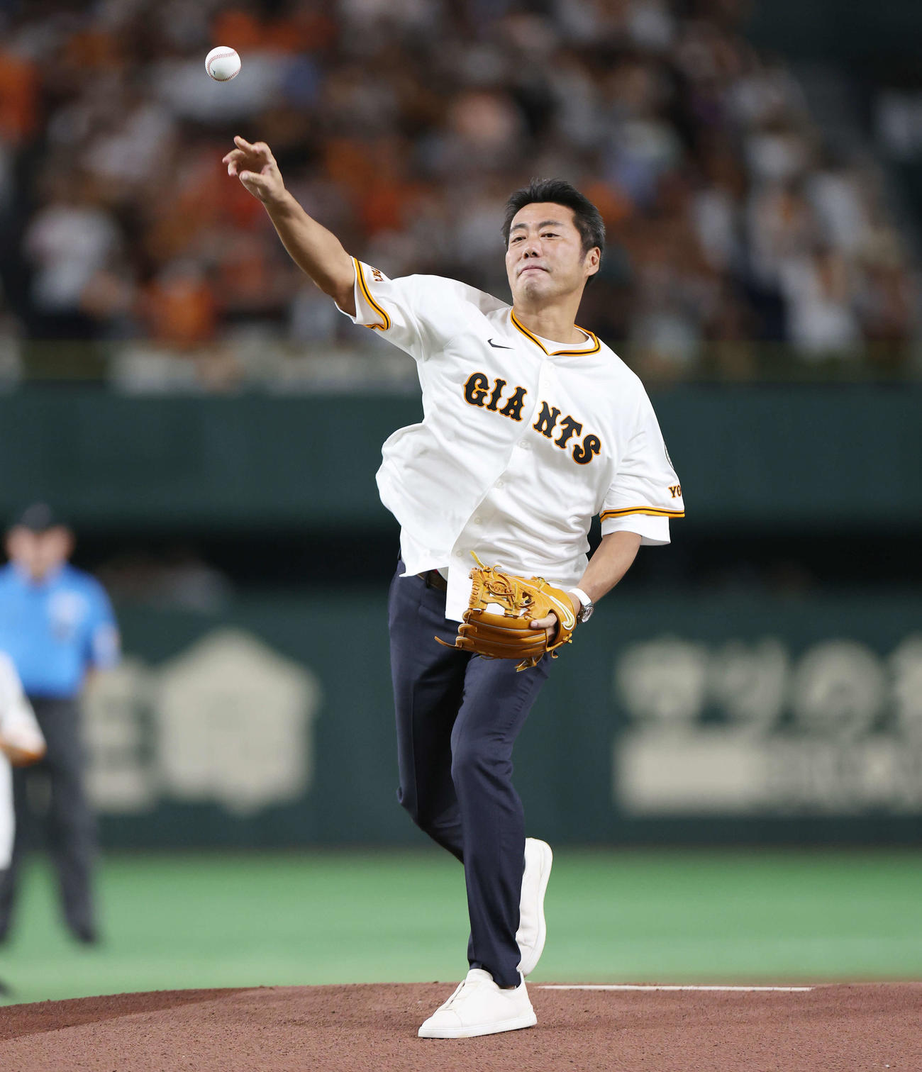 巨人対広島　試合前、セレモニアルピッチで投球する上原氏（撮影・宮地輝）