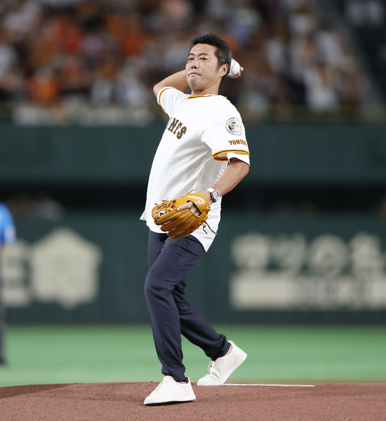 巨人対広島　試合前、セレモニアルピッチで投球する上原氏（撮影・宮地輝）