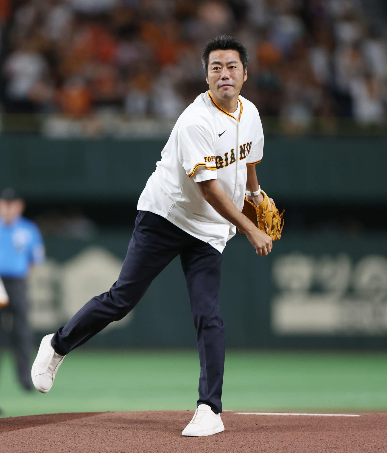 巨人対広島　試合前、セレモニアルピッチで投球する上原氏（撮影・宮地輝）