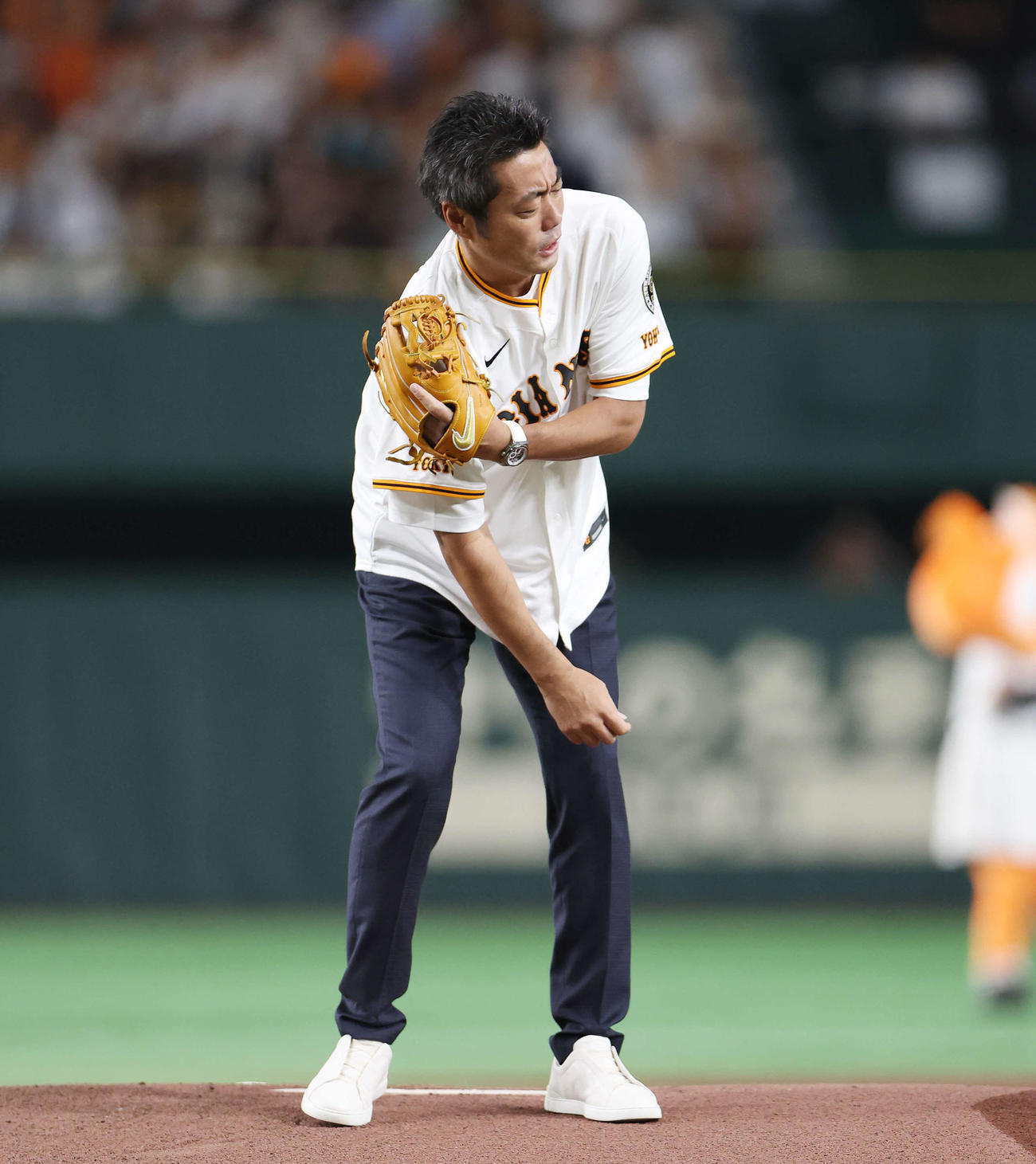 巨人対広島　試合前、セレモニアルピッチで投球した上原氏は肩の負傷をアピールする（撮影・宮地輝）