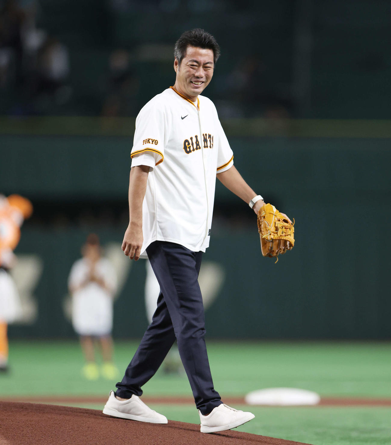 巨人対広島　試合前、セレモニアルピッチを務め笑顔の上原氏（撮影・宮地輝）