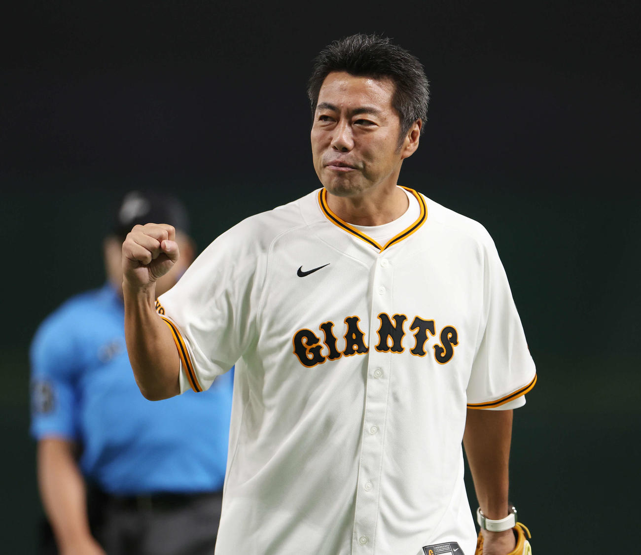 巨人対広島　試合前、セレモニアルピッチを務めた上原氏（撮影・宮地輝）