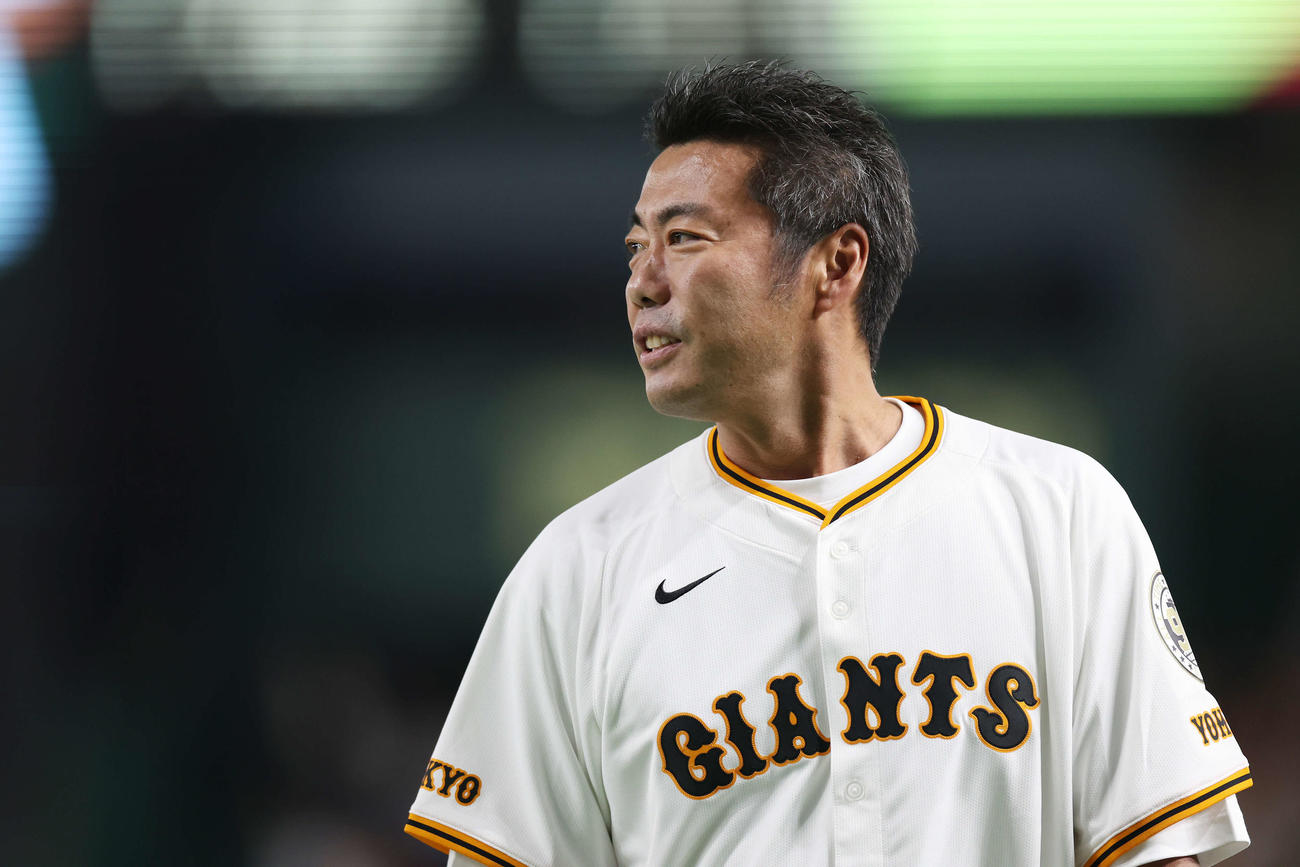 巨人対広島　試合前、セレモニアルピッチを務めた上原氏（撮影・宮地輝）