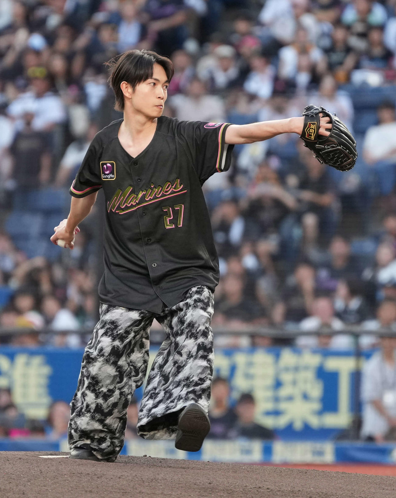 ロッテ対ソフトバンク　ファーストピッチセレモニーに臨む綱啓永（撮影・小沢裕）