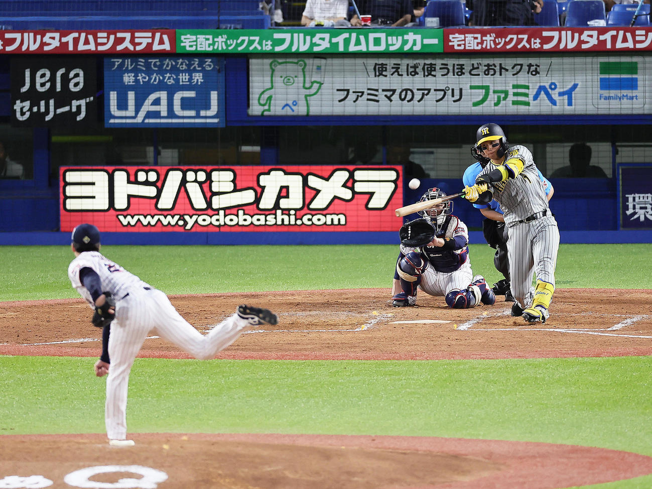 ヤクルト対阪神　4回表阪神無死、森下は左越え本塁打を放つ。投手吉村（撮影・足立雅史）
