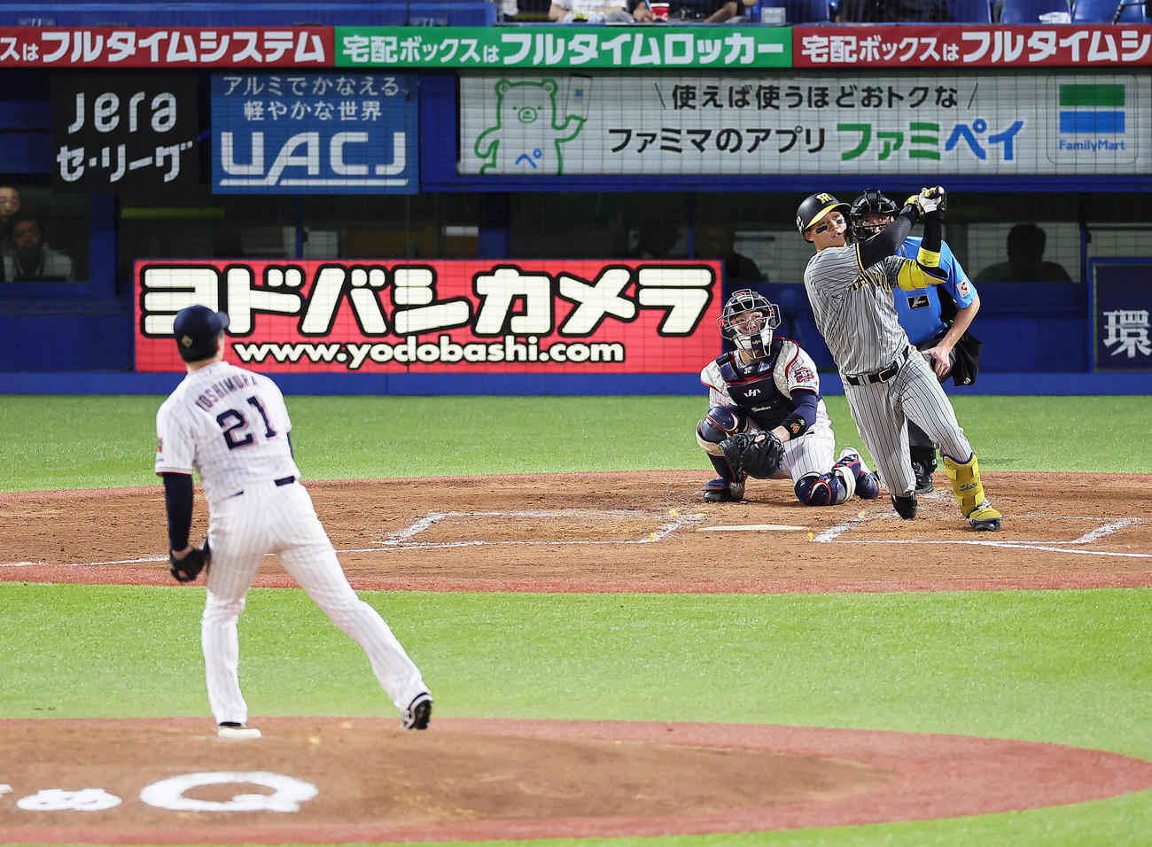 ヤクルト対阪神　4回表阪神無死、森下は左越え本塁打を放つ。投手吉村（撮影・足立雅史）