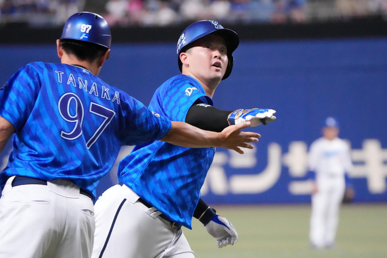 中日対DeNA 4回表DeNA無死、左越え本塁打を放ちダイヤモンドをまわる牧（右）（撮影・森本幸一）