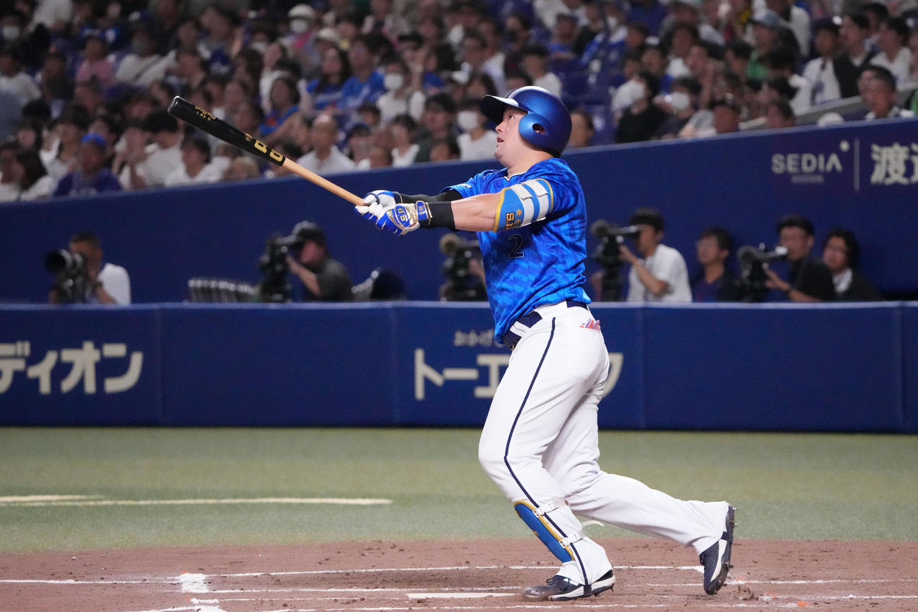 中日対DeNA 4回表DeNA無死、左越え本塁打を放つ牧（撮影・森本幸一）