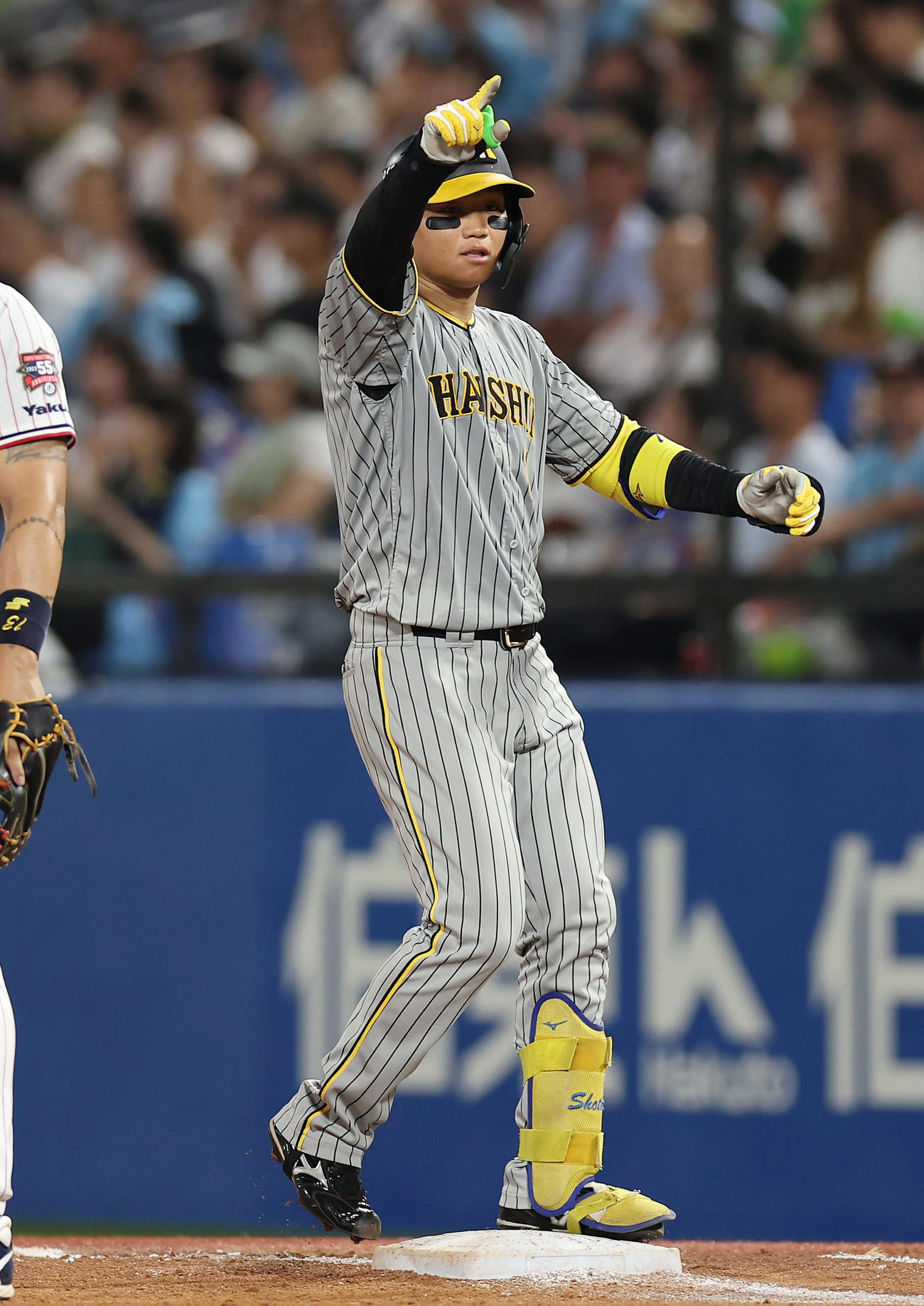ヤクルト対阪神　5回表阪神1死満塁、左前2点適時打を放ち、ベンチを指さす森下（撮影・前田充）