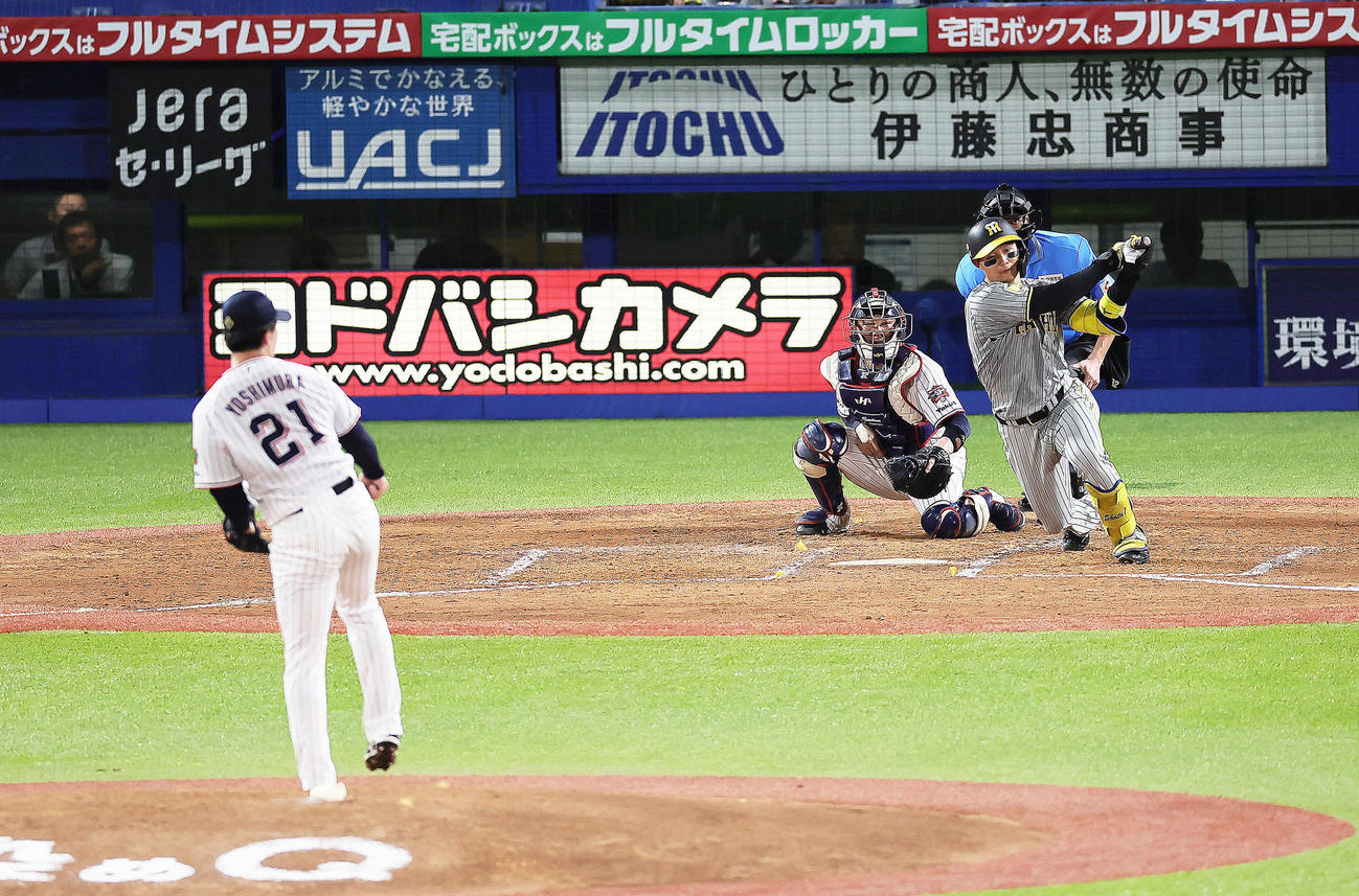 ヤクルト対阪神　5回表阪神1死満塁、森下は左前2点適時打を放つ。投手吉村（撮影・足立雅史）