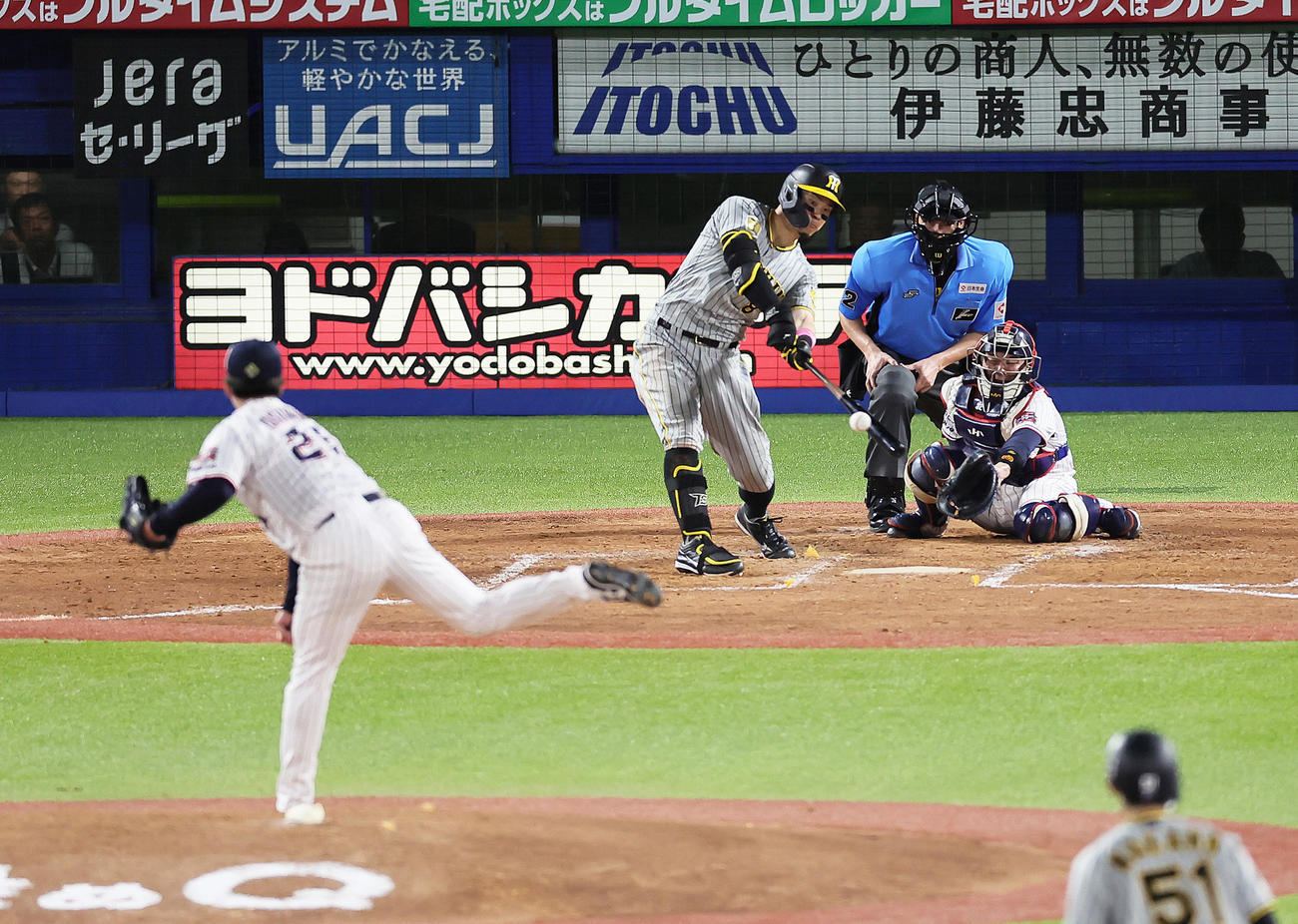 ヤクルト対阪神　5回表阪神1死一、二塁、佐藤輝は中前適時打を放つ。投手吉村（撮影・足立雅史）