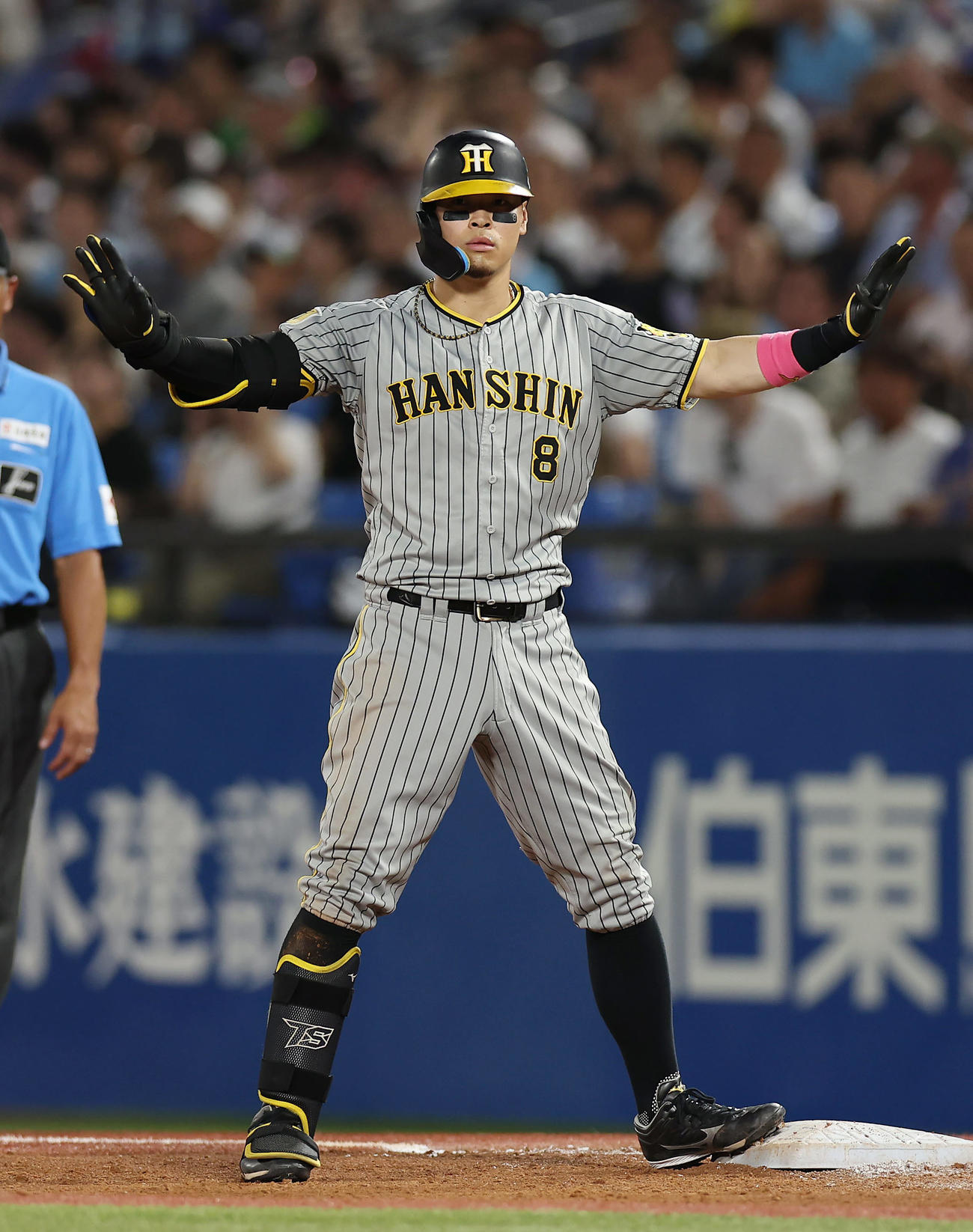 ヤクルト対阪神　5回表阪神1死一、二塁、中前適時打を放ちカモメポーズをする佐藤輝（撮影・前田充）