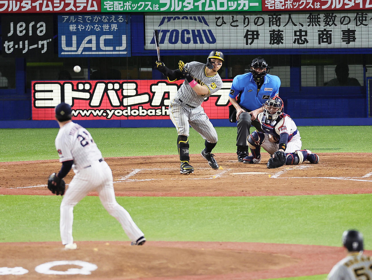 ヤクルト対阪神　5回表阪神1死一、二塁、佐藤輝は中前適時打を放つ。投手吉村（撮影・足立雅史）
