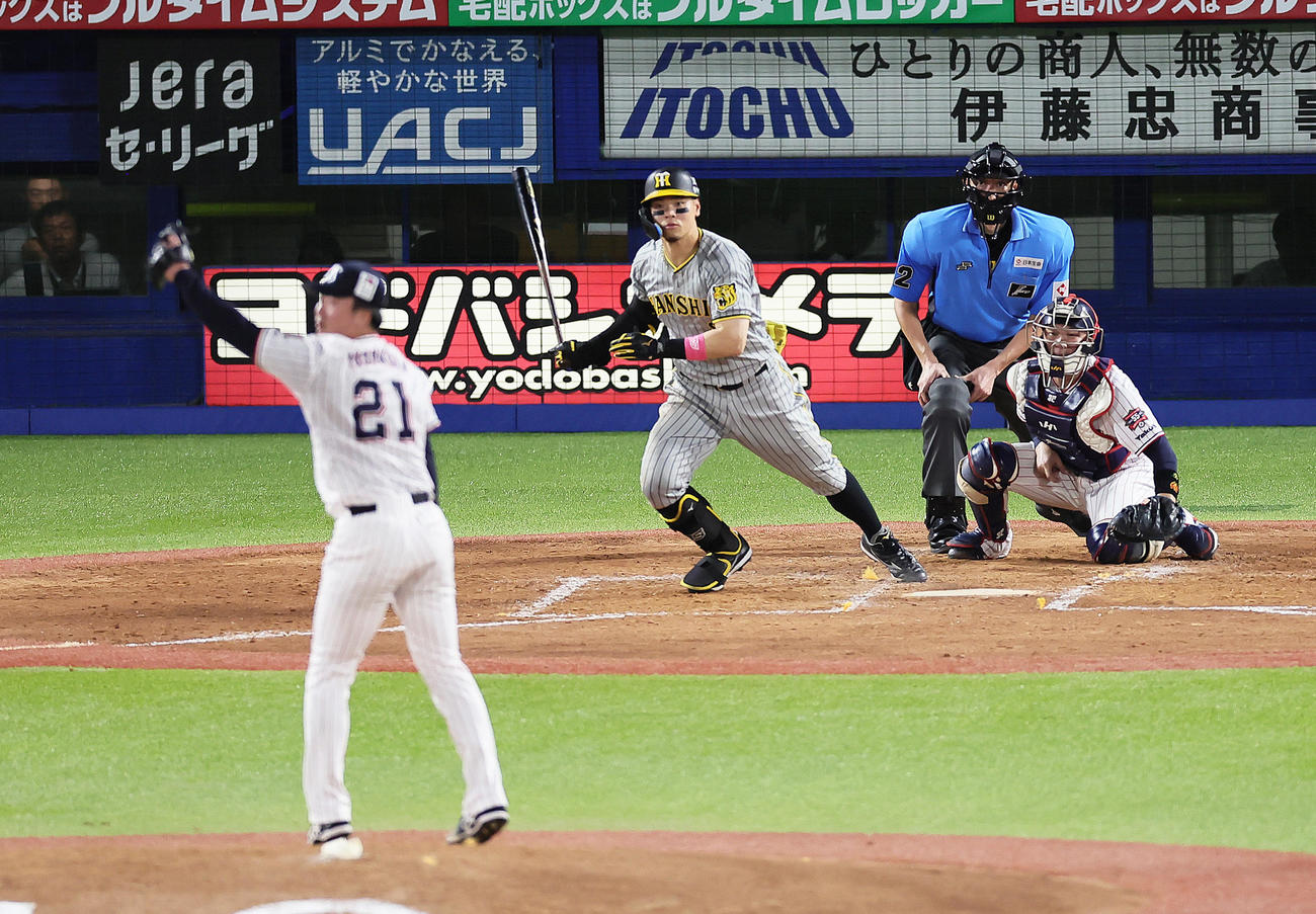 ヤクルト対阪神　5回表阪神1死一、二塁、佐藤輝は中前適時打を放つ。投手吉村（撮影・足立雅史）