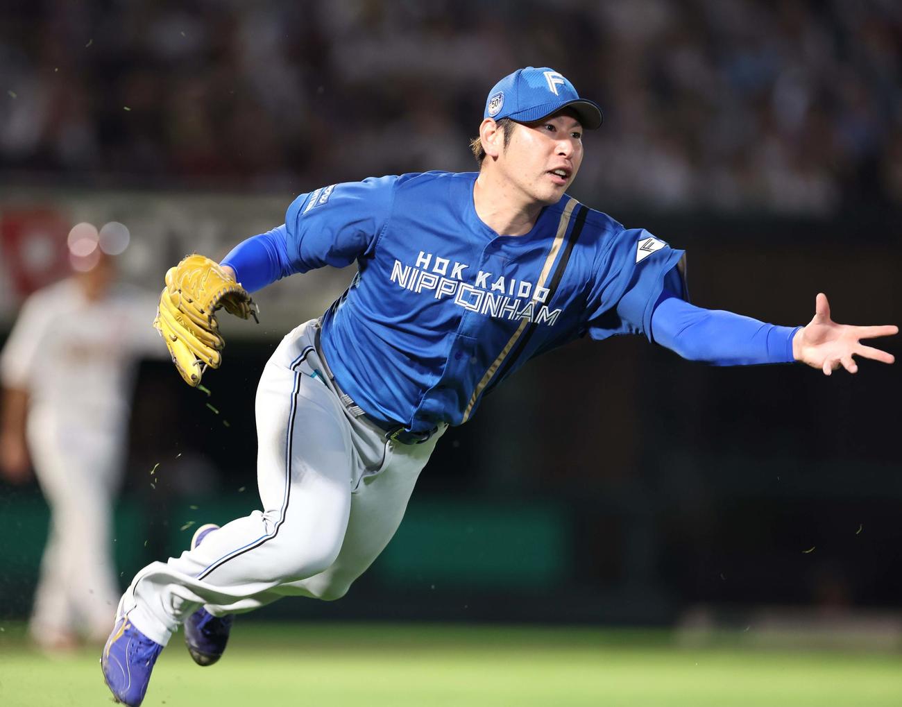 楽天対日本ハム　5回裏楽天1死二塁、辰己の打球が足に当たるも一塁にトスし投ゴロにとる加藤貴（撮影・黒川智章）