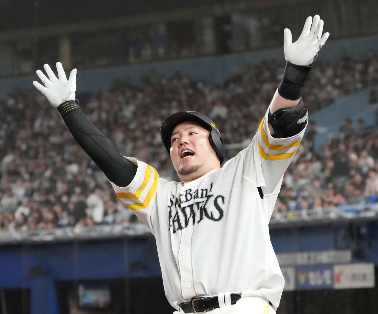 ロッテ対ソフトバンク　7回表ソフトバンク1死、山川は右中間越えにソロ本塁打を放ち「どすこいポーズ」を披露する（撮影・小沢裕）