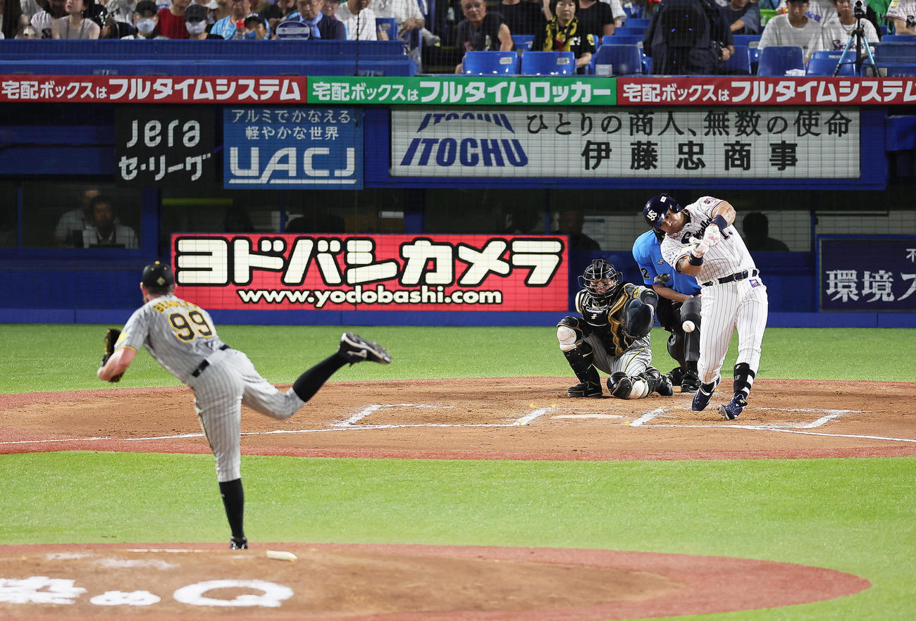 ヤクルト対阪神　7回裏ヤクルト無死、オスナはバットを折りながら左前打を放つ。投手ビーズリー（撮影・足立雅史）