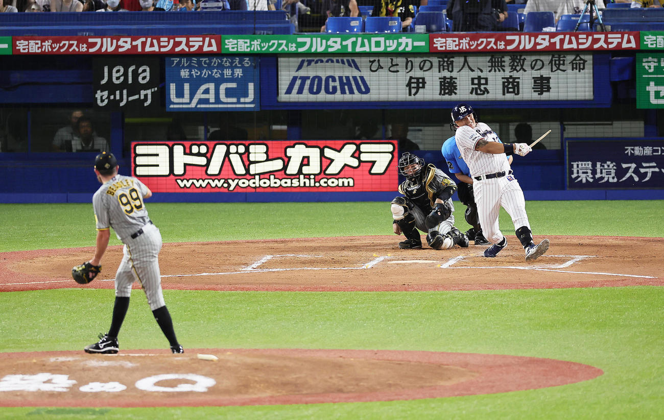 ヤクルト対阪神　7回裏ヤクルト無死、オスナはバットを折りながら左前打を放つ。投手ビーズリー（撮影・足立雅史）