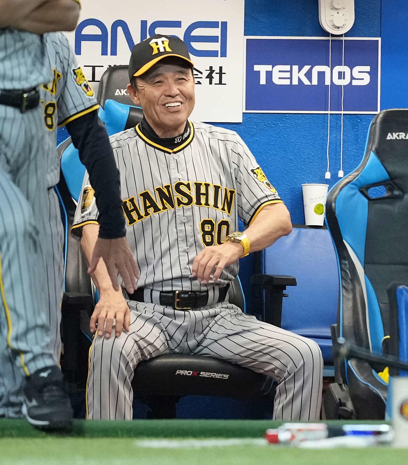 ヤクルト対阪神　ベンチで笑顔を見せる阪神岡田監督（撮影・たえ見朱実）