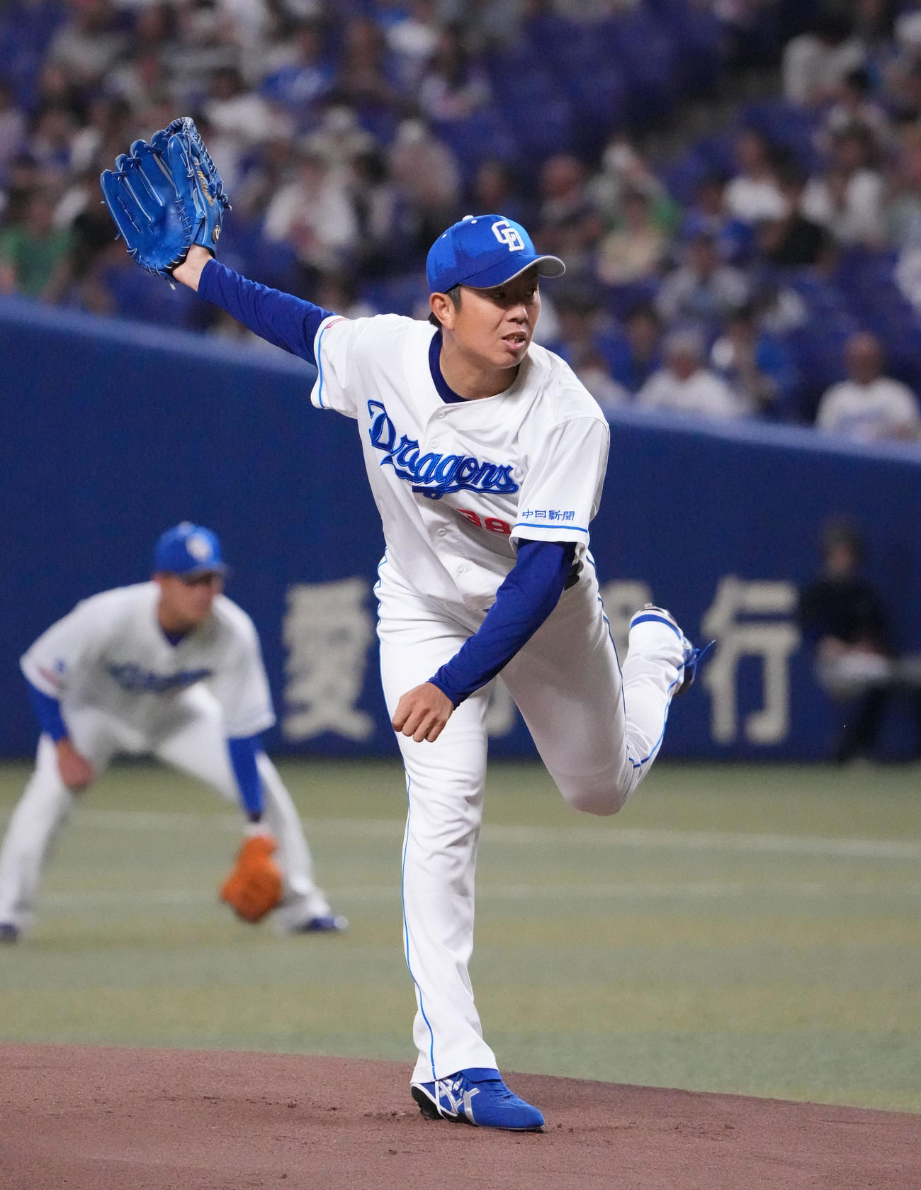 中日対DeNA 1回表、登板する中日先発の松葉（撮影・森本幸一）