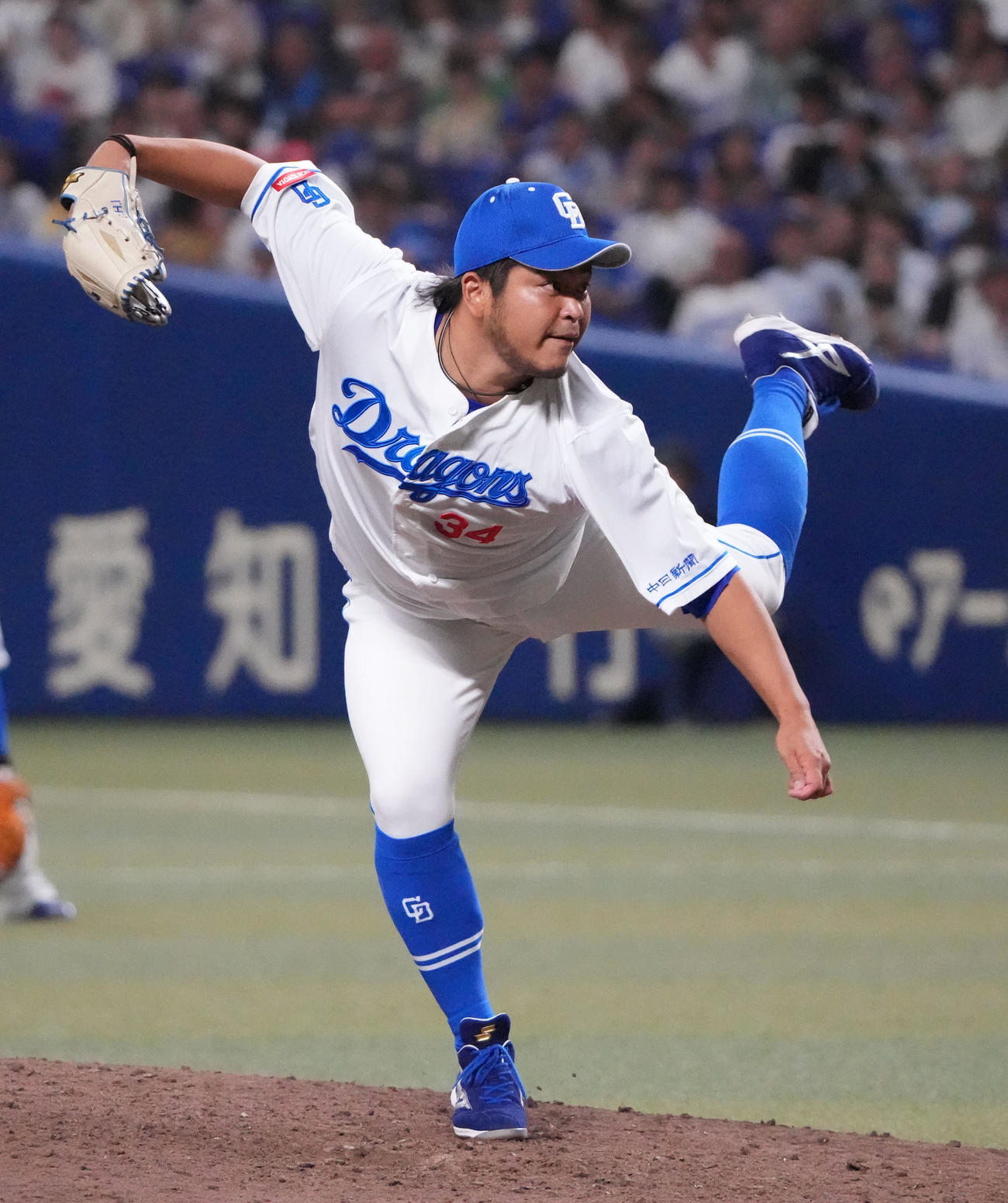 中日対DeNA 8回表、中日3番手で登板する福（撮影・森本幸一）