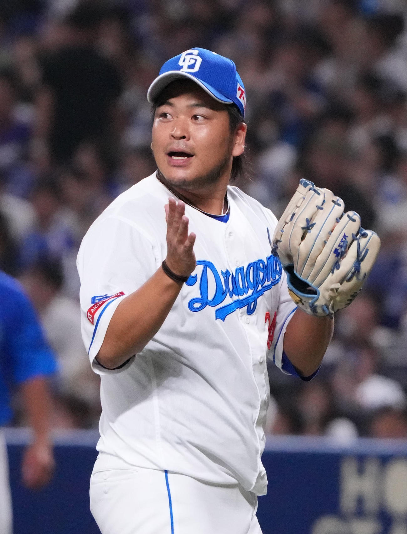 中日対DeNA 8回表終了、グラブを叩きベンチへ戻る福（撮影・森本幸一）