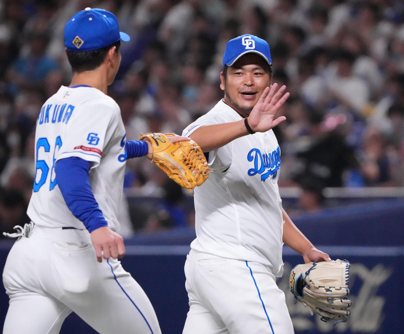 中日対DeNA 8回表終了、福永とタッチを交わしベンチへ戻る福（右）（撮影・森本幸一）