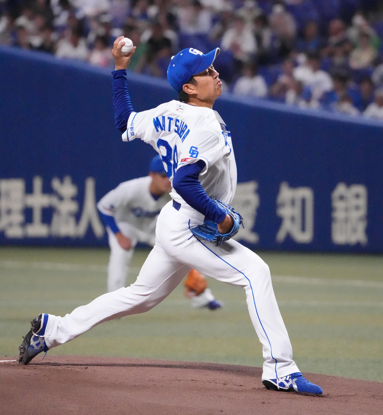 中日対DeNA 1回表、登板する中日先発の松葉（撮影・森本幸一）