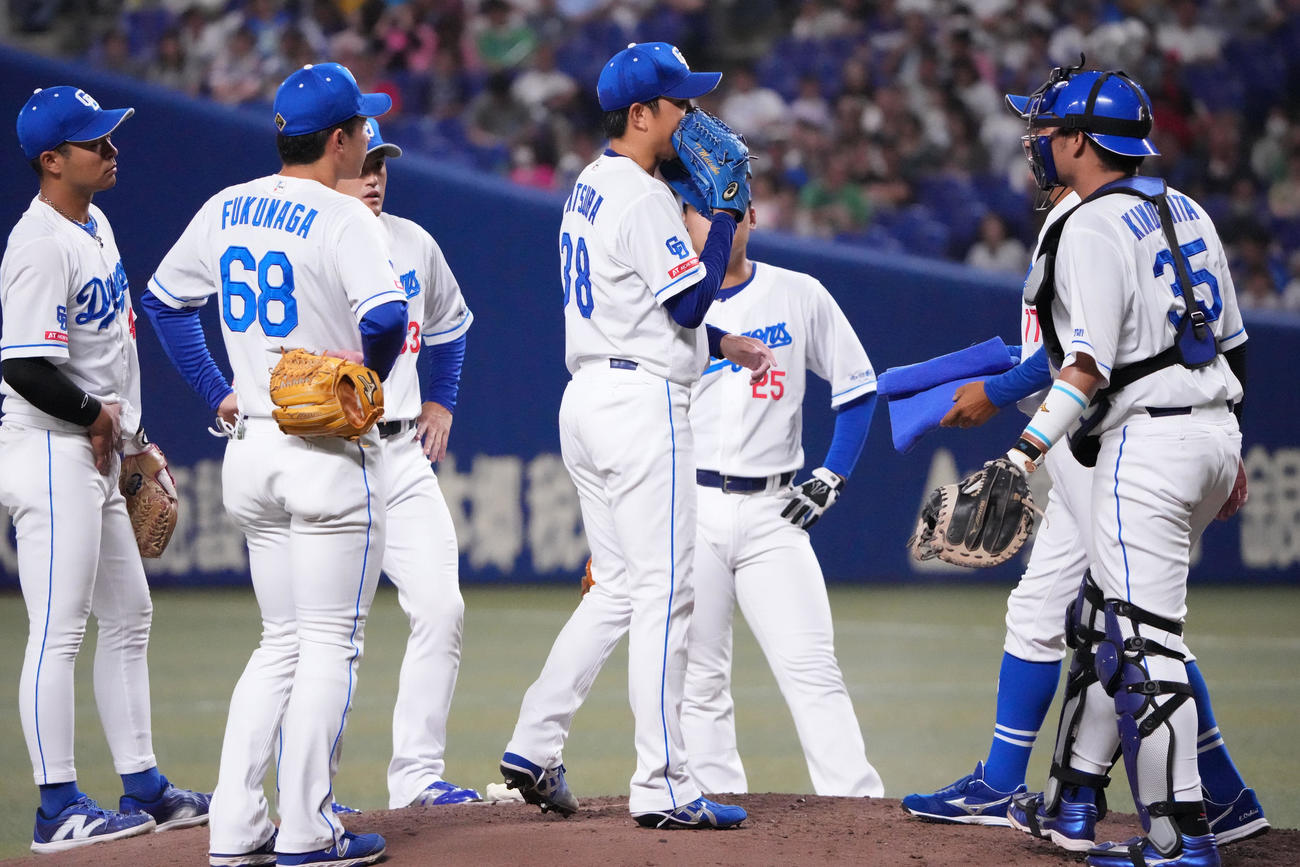 中日対DeNA 4回表DeNA1死満塁、マウンドの松葉（中央）のもとに集まる中日ナイン（撮影・森本幸一）