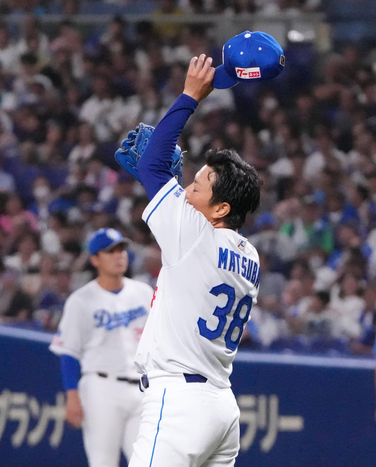 中日対DeNA 4回表DeNA2死満塁、蝦名に押し出し四球を与え汗を拭く松葉（撮影・森本幸一）