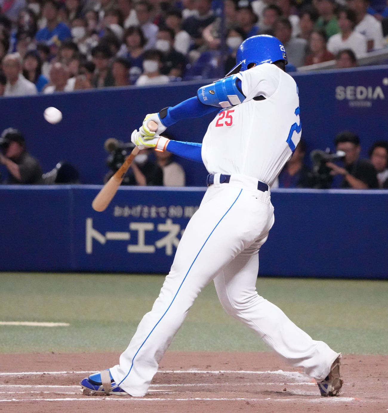 中日対DeNA 7回裏中日2死二塁、右越え2点本塁打を放つ石川昂（撮影・森本幸一）