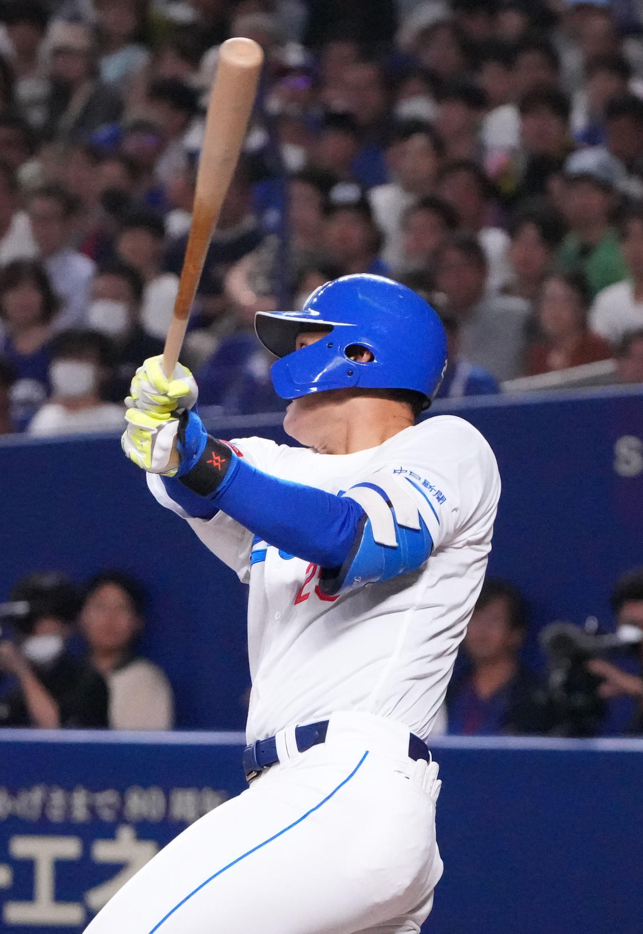 中日対DeNA 7回裏中日2死二塁、右越え2点本塁打を放つ石川昂（撮影・森本幸一）