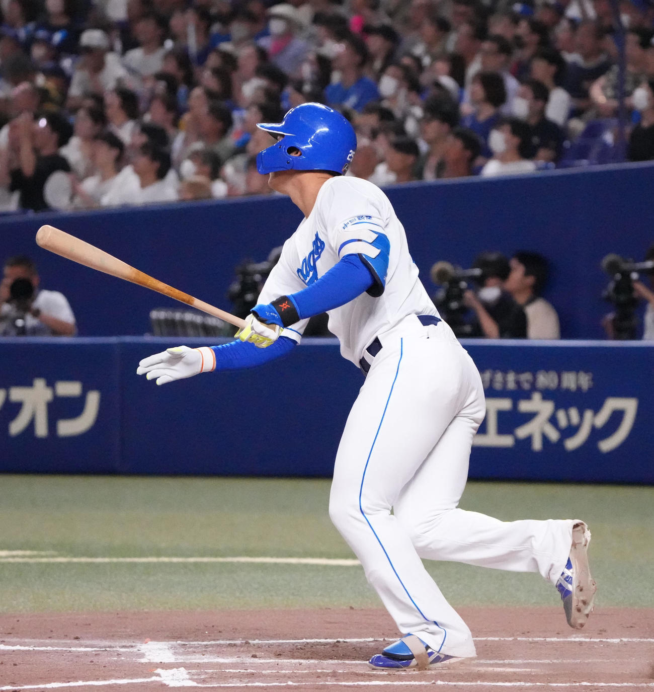 中日対DeNA 7回裏中日2死二塁、右越え2点本塁打を放つ石川昂（撮影・森本幸一）
