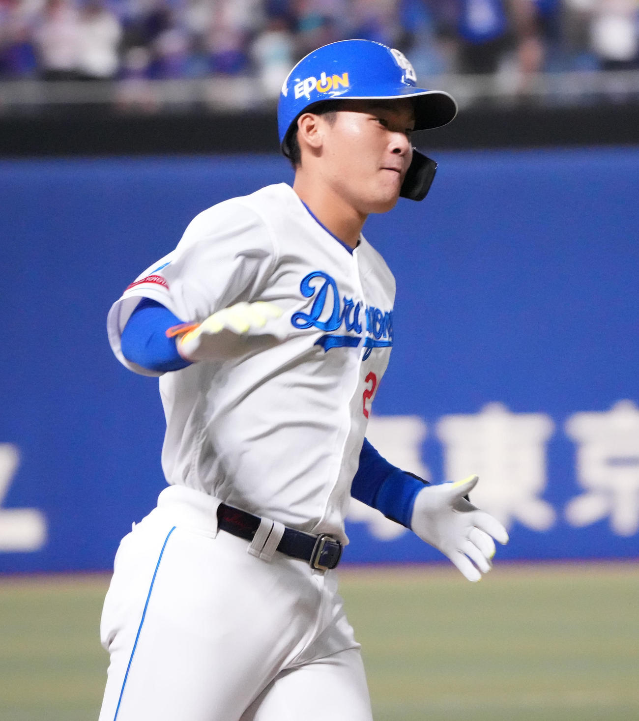 中日対DeNA 7回裏中日2死二塁、右越え2点本塁打を放ちダイヤモンドをまわる石川昂（撮影・森本幸一）