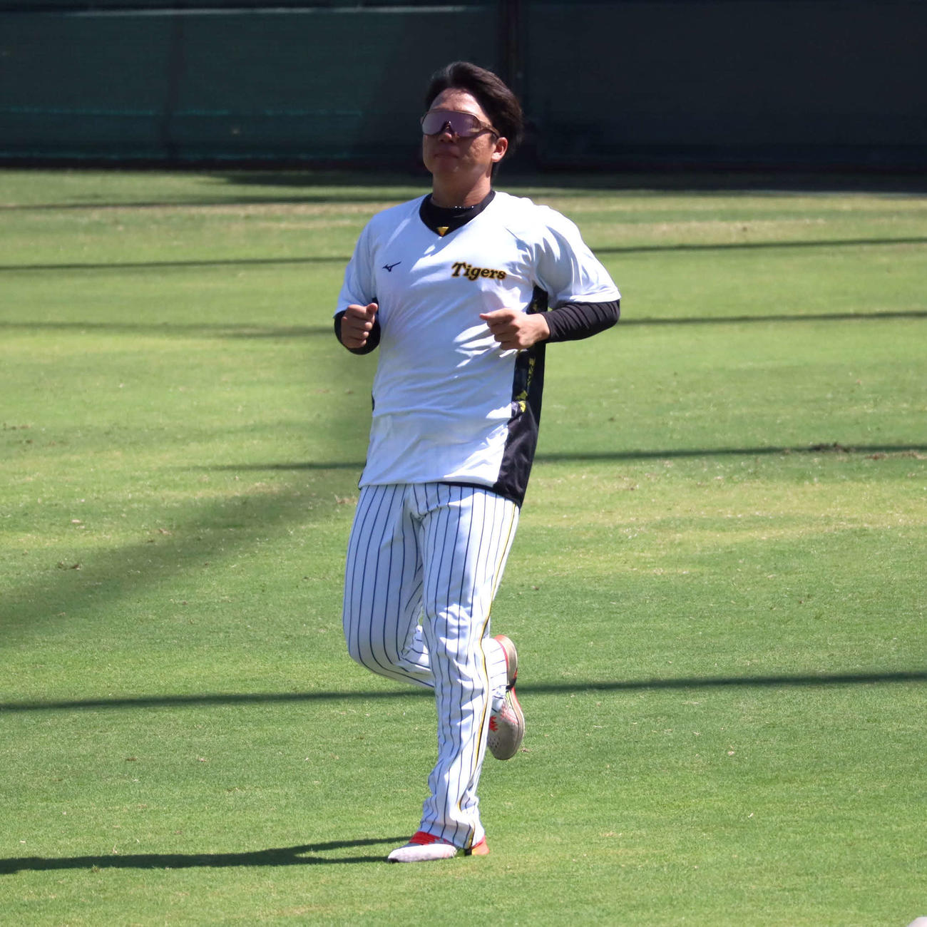 鳴尾浜でランニングで調整する阪神村上（撮影・村松万里子）
