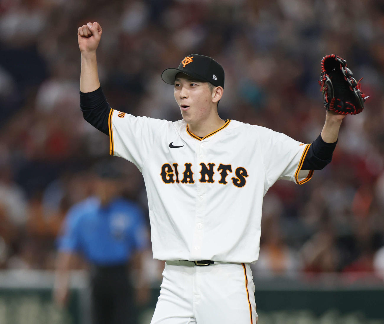 巨人対広島　完封勝利した巨人戸郷は笑顔でガッツポーズする（撮影・宮地輝）