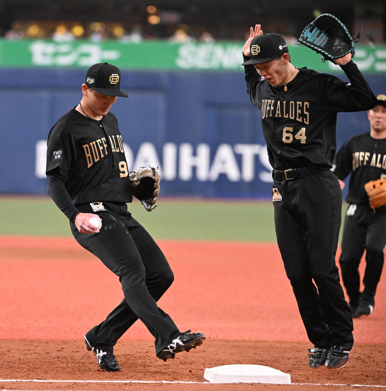 オリックス対西武　4回裏オリックス1死、岸の打球を処理しそのまま一塁を踏む高島（撮影・和賀正仁）