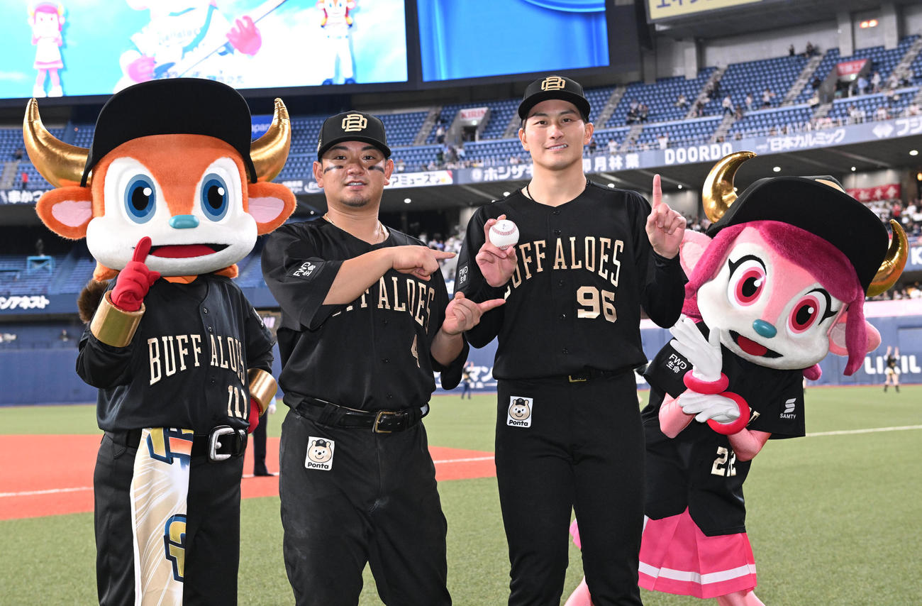 オリックス対西武　打のヒーロー森（左）から祝福される初勝利を挙げた高島（撮影・和賀正仁）