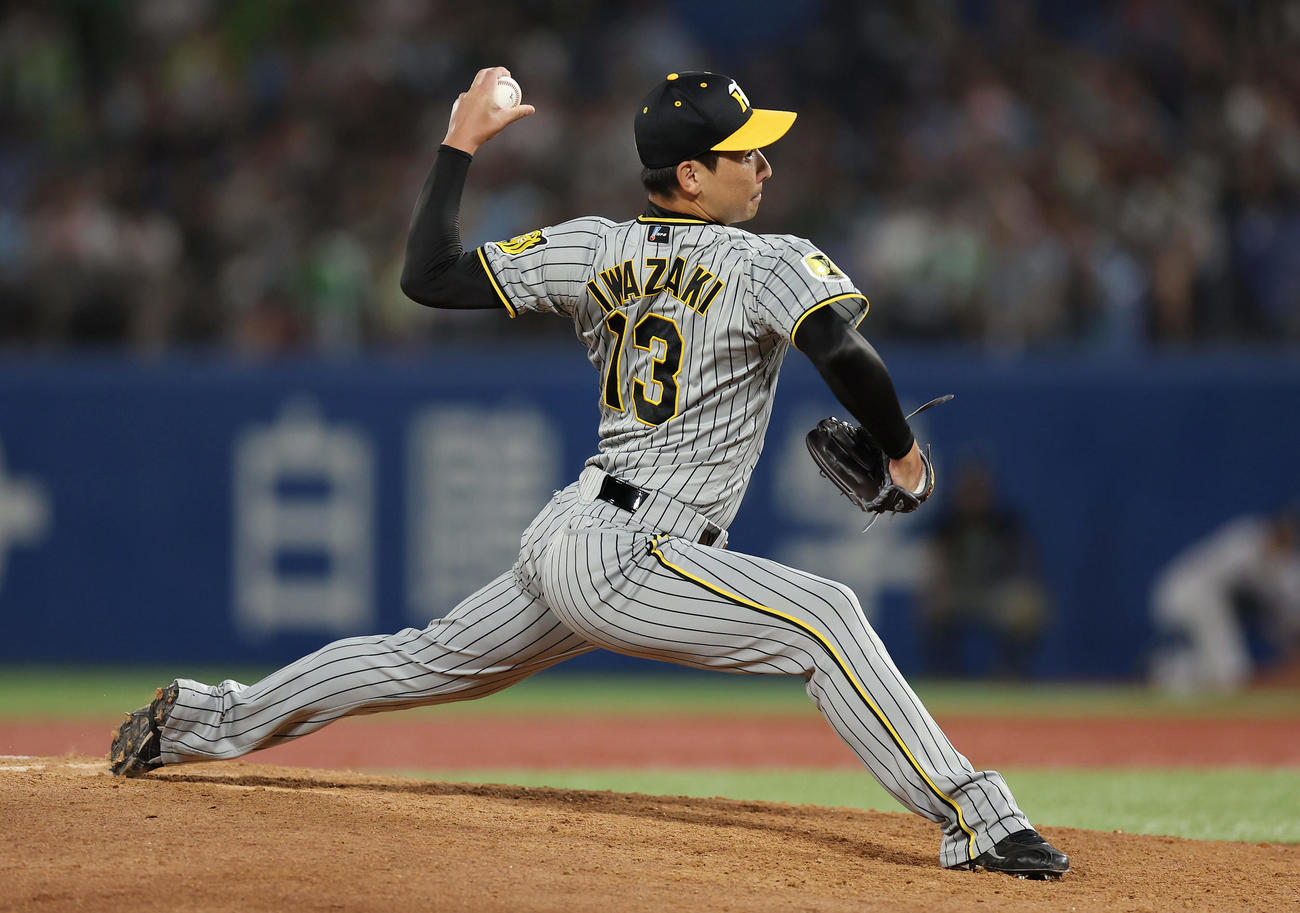 ヤクルト対阪神　力投する阪神4番手の岩崎（撮影・前田充）