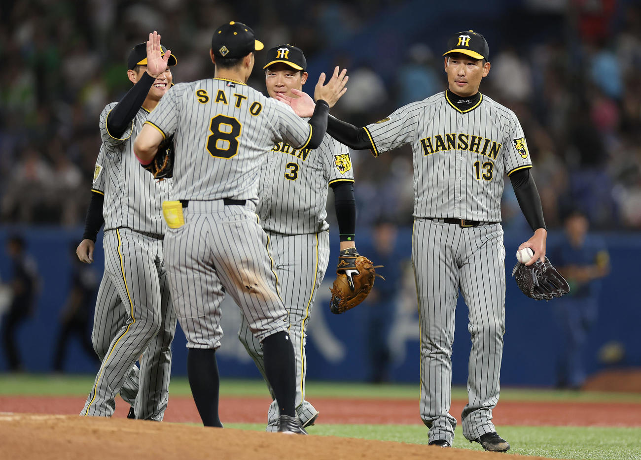 ヤクルト対阪神　ヤクルトに勝利し、タッチを交わす岩崎（右）ら阪神ナイン（撮影・前田充）
