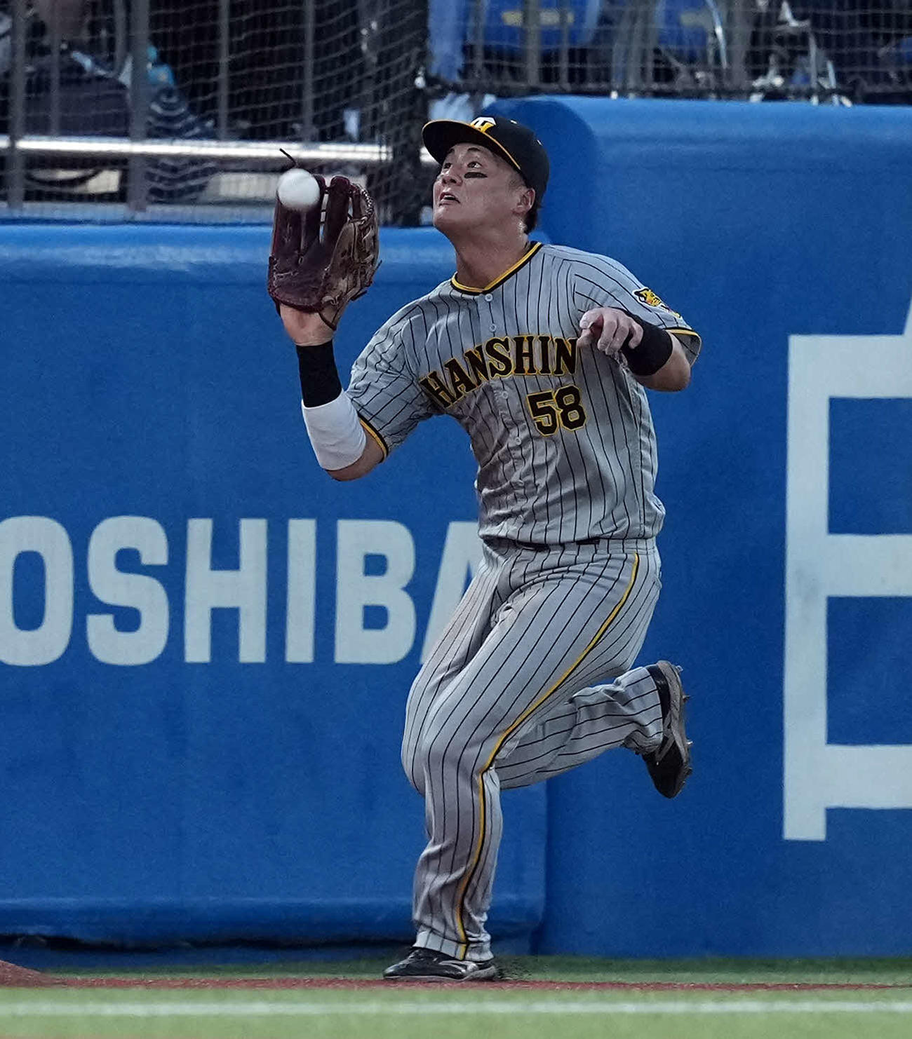 ヤクルト対阪神　2回裏ヤクルト1死、太田の飛球を好捕する左翼手前川（撮影・たえ見朱実）