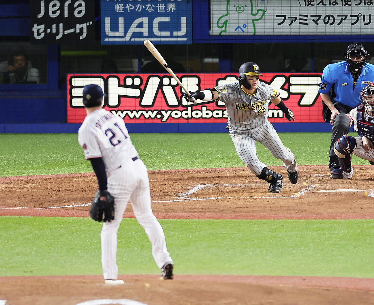 ヤクルト対阪神　4回表阪神1死三塁、前川は左前適時打を放つ。投手吉村（撮影・足立雅史）