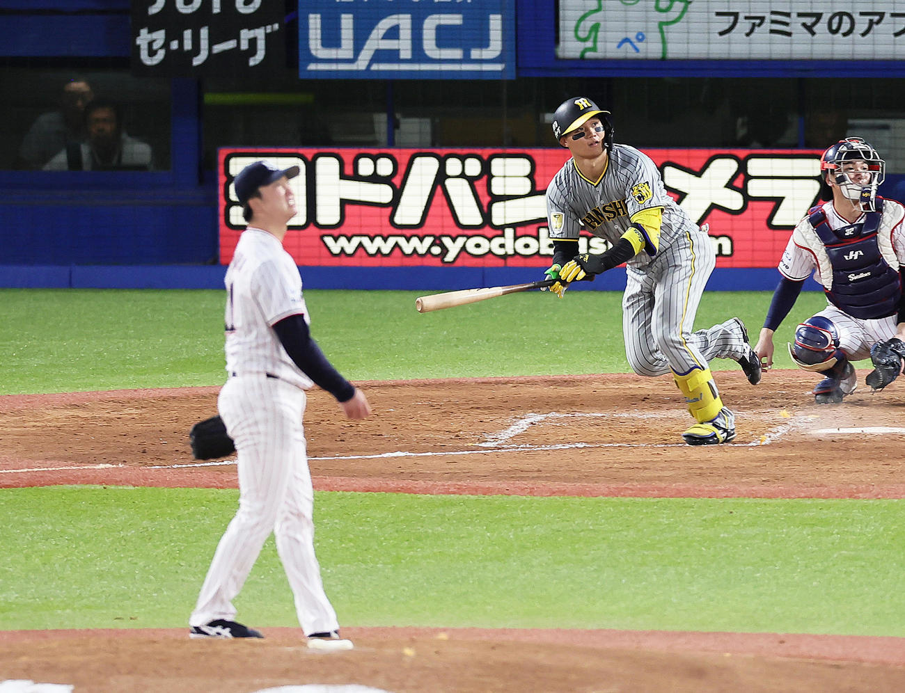 ヤクルト対阪神　4回表阪神1死三塁、前川は左前適時打を放つ。投手吉村（撮影・足立雅史）