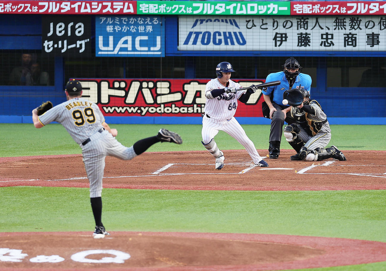 ヤクルト対阪神　1回裏ヤクルト無死、セーフティーバントで内野安打とする岩田。投手ビーズリー（撮影・足立雅史）