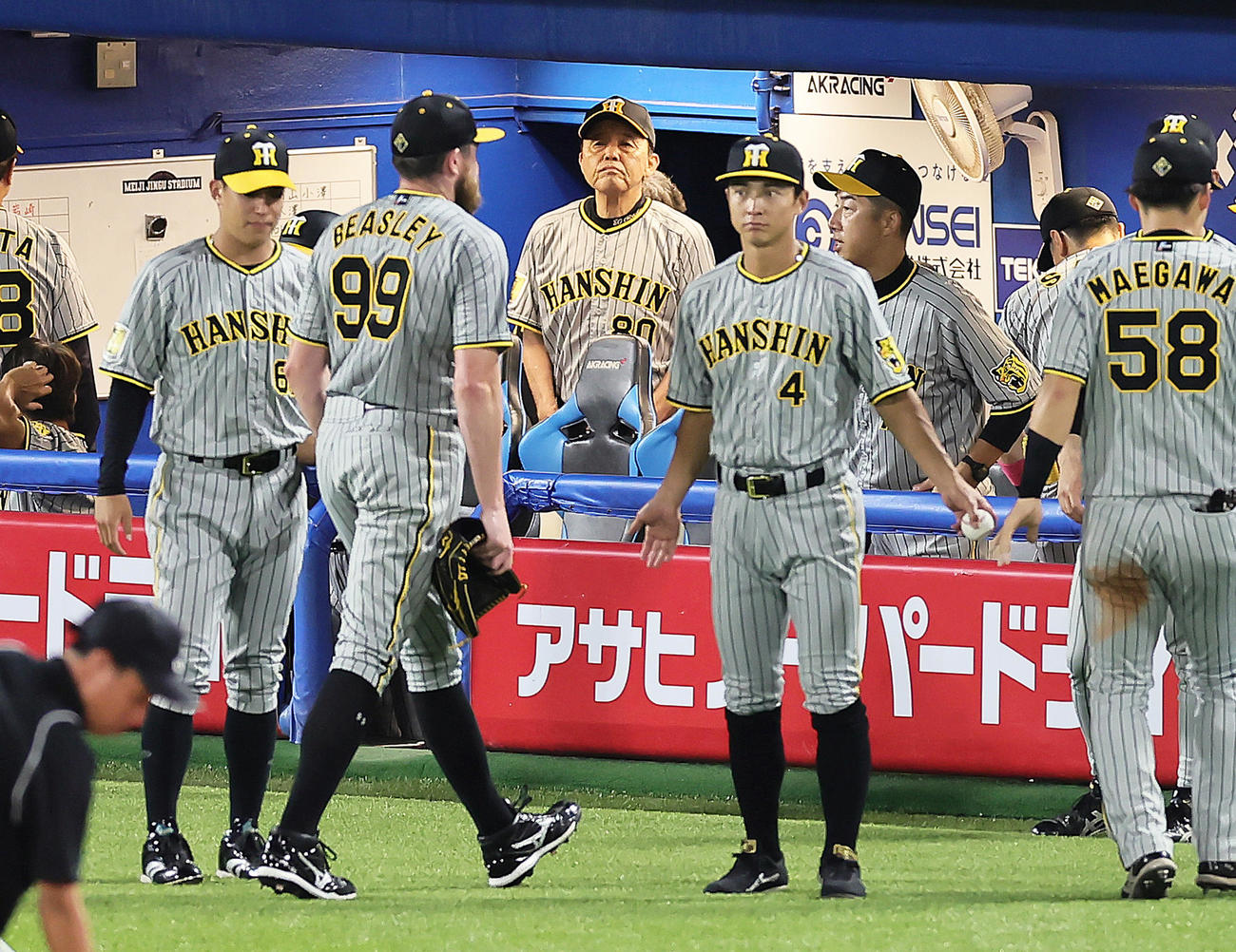 ヤクルト対阪神　7回を1失点で終えベンチに戻る阪神ビーズリー（左から2人目）を見つめる岡田監督（中央）（撮影・足立雅史）
