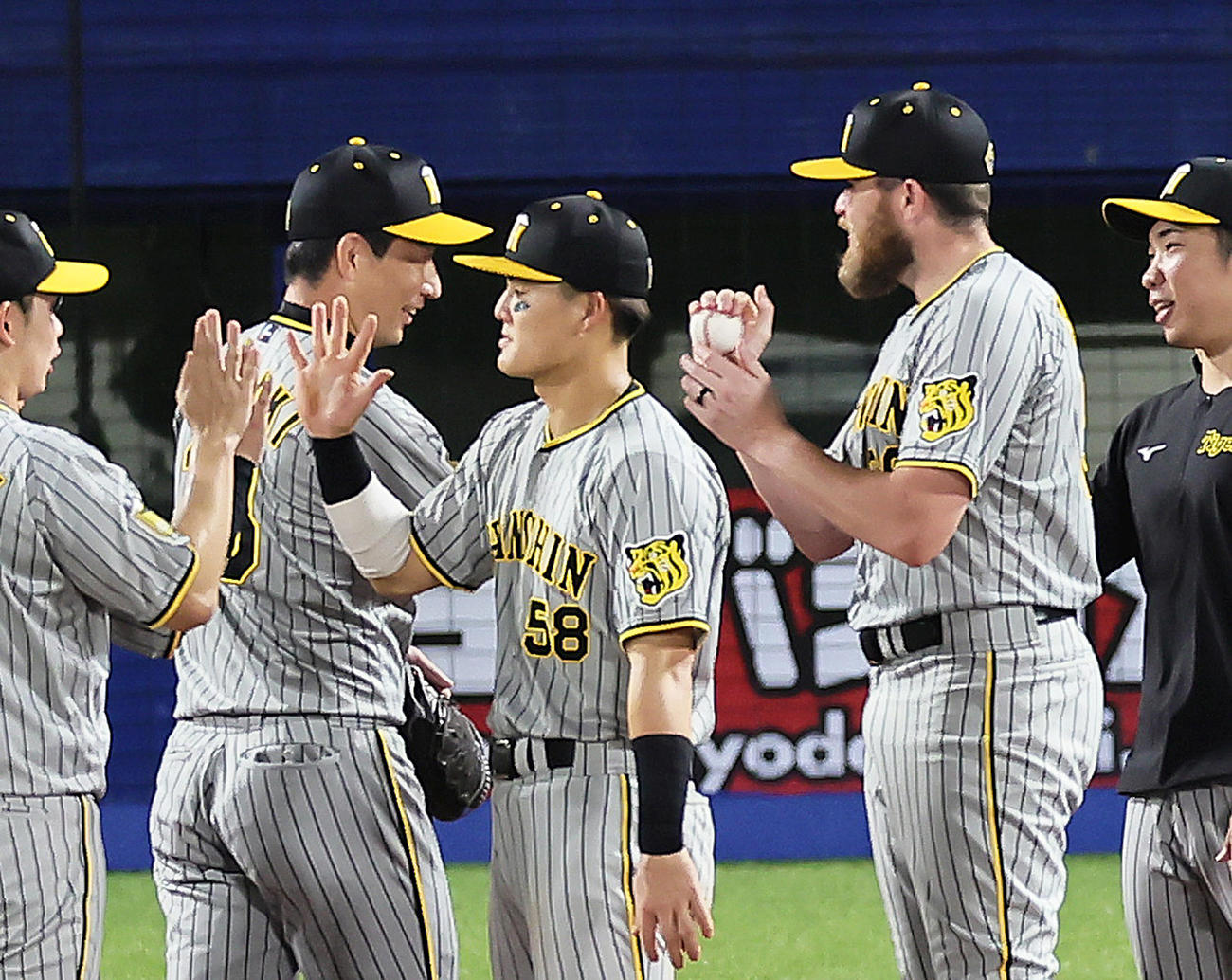 ヤクルト対阪神　7回1失点の阪神ビーズリー（右）は岩崎（左）から勝利球を受け取る（撮影・足立雅史）