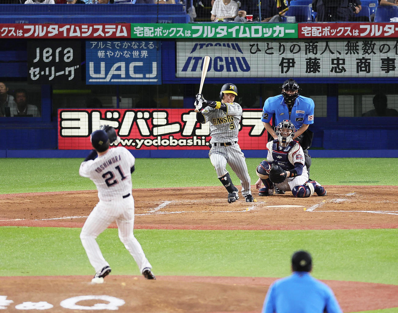 ヤクルト対阪神　5回表阪神1死一塁、投手吉村強襲の内野安打を放つ近本（撮影・足立雅史）