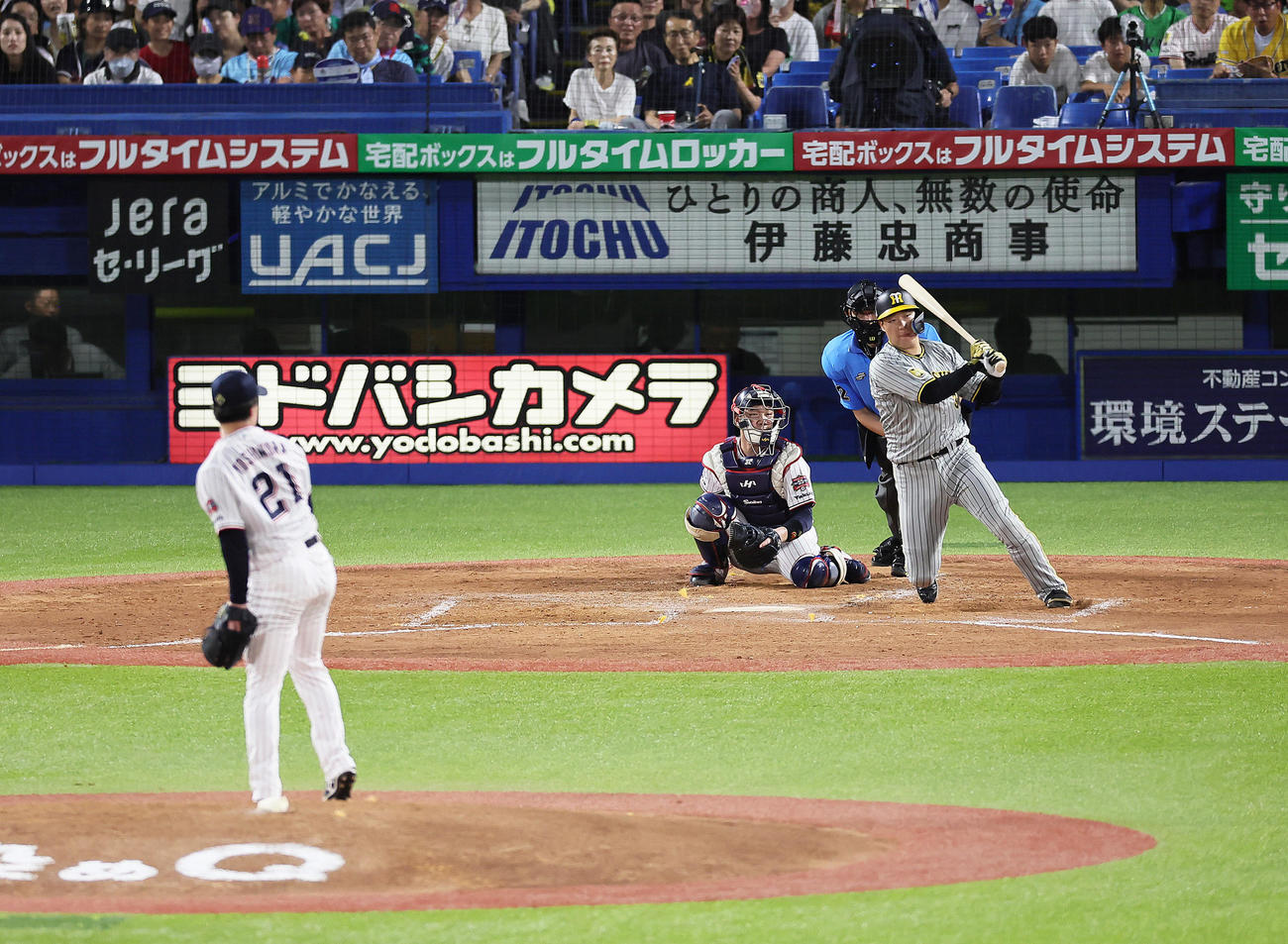 ヤクルト対阪神　5回表阪神1死一、二塁、大山は左前適時打を放つ。投手吉村（撮影・足立雅史）